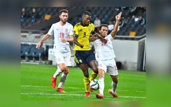 Sepanyol gagal menghalang serangan balas pantas yang dilakukan Sweden. -Foto EPA