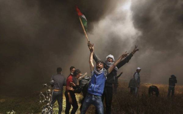 Tentera Israel melepaskan tembakan ke arah penunjuk perasaan di sempadan Gaza pada Khamis, hingga mengorbankan seorang rakyat Palestin dan mencederakan 15 yang lain. - Foto Reuters