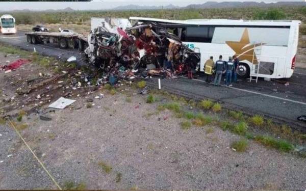 16 terbunuh dalam satu kemalangan jalan raya melibatkan sebuah bas penumpang dan dua treler traktor di lebuh raya Mexico utara. Foto sumber internet 