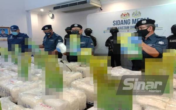 Abdul Latif (depan, dua dari kanan) menunjukkan barang yang dirampas pada sidang akhbar di Cawangan Narkotik Ibu Pejabat JKDM, Seremban pada Jumaat.