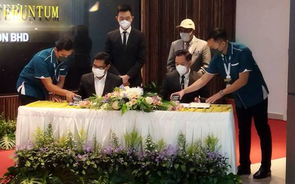 Hamdan (dua kanan) dan Yong Lam Woei menandatangani perjanjiann kerjasama antara MBK dan Wegrow Global Sdn disaksikan Abd Rahim (belakang, kiri) pada Majlis Menandatangani Perjanjian Manaiktaraf Mini Zoo Taman Teruntum- Projek Kerjasama Edu-Tourism di Kompleks MBK di sini pada Jumaat.