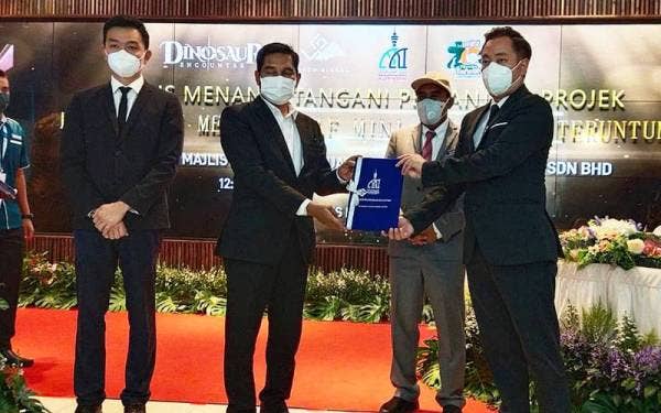 Hamdan (dua kanan) bertukar dokumen perjanjian dengan Yong Lam Woei disaksikan Abd Rahim (dua kiri) pada Majlis Menandatangani Perjanjian Manaik Taraf Mini Zoo Taman Teruntum- Projek Kerjasama Edu-Tourism antara MBK dan Wegrow Global Sdn Bhd di Kompleks MBK di sini pada Jumaat.