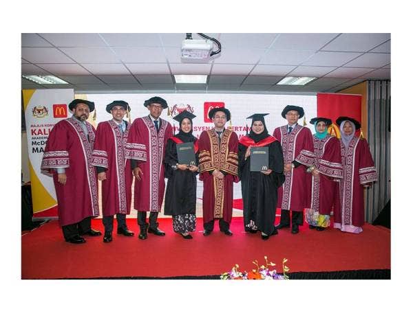 McDonald’s Malaysia meraikan belia yang telah berjaya menamatkan latihan dalam Program Perantis Vokasional McDonald’s.