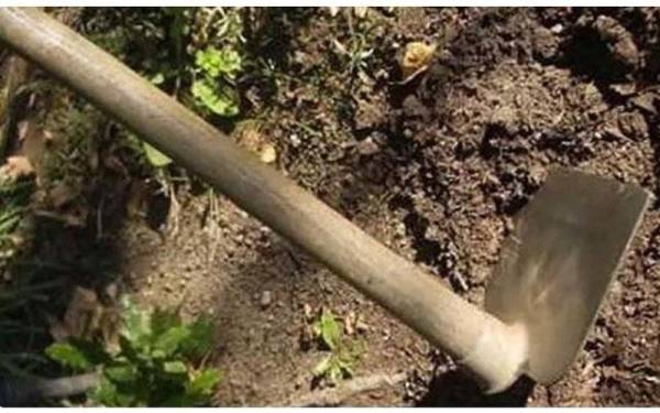 Seorang pesakit Covid-19 yang melarikan diri dari pusat kuarantin bertindak menyerang kakitangan kesihatan daerah dengan cangkul. Gambar hiasan.