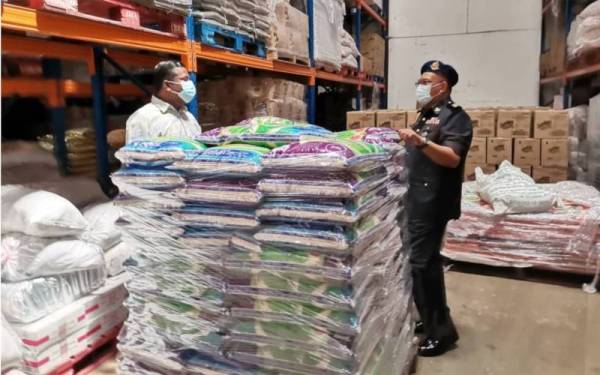 Azmi (kanan) membuat pemeriksaan bekalan barangan keperluan di beberapa premis sekitar Kuala Muda dan Sik. - Foto KPDNHEP