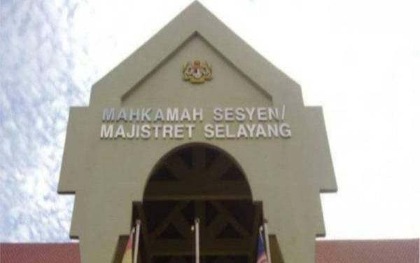 Remaja lelaki berusia 18 tahun mengaku tidak bersalah di Mahkamah Majistret Selayang pada Jumaat.