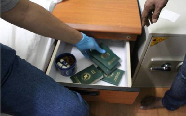 Sembilan pasport Bangladesh dan wang tunai berjumlah RM50,000 turut ditemui dalam serbuan di sebuah premis kediaman di Bukit Bintang, Kuala Lumpur, awal pagi Khamis.