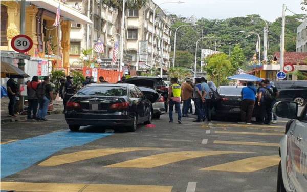 Polis menjalankan siasatan di lokasi suspek kes samun berjaya ditahan di Brickfields.