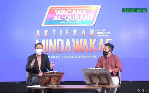 Fazrul (kiri) sebagai moderator dan qari, Ustaz Mohamad Husaini Mahmur (kanan) yang mengalunkan bacaan Surah Al-Kahfi, 18:19.