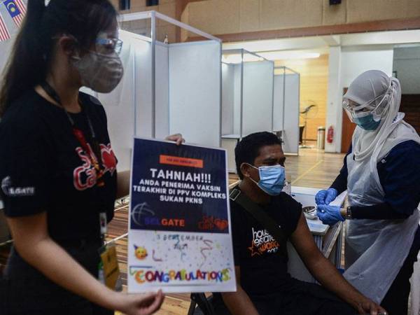 Seorang petugas kesihatan memberi suntikan kepada penerima terakhir pada hari terakhir Pusat Pemberian Vaksin (PPV) Program Vaksin Selangor (SelVAX) di Kompleks PKNS Kelana Jaya hari ini.Seorang petugas kesihatan memberi suntikan kepada penerima terakhir pada hari terakhir Pusat Pemberian Vaksin (PPV) Program Vaksin Selangor (SelVAX) di Kompleks PKNS Kelana Jaya hari ini.