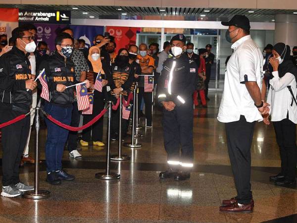 Menteri Belia dan Sukan Datuk Seri Ahmad Faizal Azumu (kiri) bersama timbalannya Datuk Seri Ti Lian Ker (dua, kiri) memberi kata-kata semangat kepada Jaguh lontar peluru negara Muhammad Ziyad Zolkefli (dua, kanan) sejurus tiba di Lapangan Terbang Antarabangsa Kuala Lumpur (KLIA) hari ini.