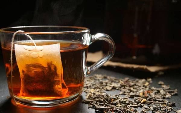 Meminum secawan teh boleh memberikan manfaat kesihatan kepada si peminum kerana ia dipercayai boleh meningkatkan kemampuan berfikir. - Foto AFP