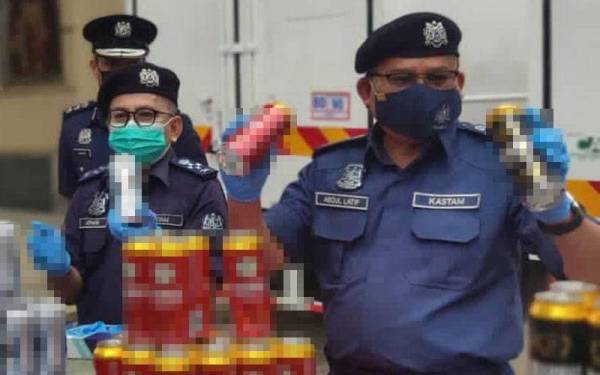 Abdul Latif (tengah) bersama anggotanya menunjukkan barang yang disita.