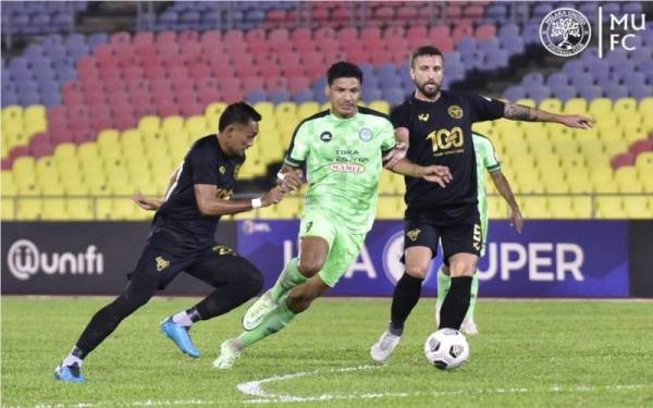 Antara aksi menarik pertemuan Melaka United menentang Perak di Stadium Hang Jebat di sini, malam ini. -Foto Melaka United FC 