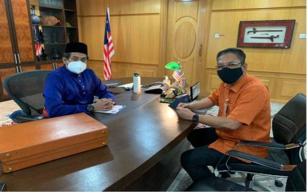 Ab Ghani (kanan) ketika mengadakan pertemuan dengan Khairy Jamaluddin di pejabatnya, di Putrajaya pada Jumaat.