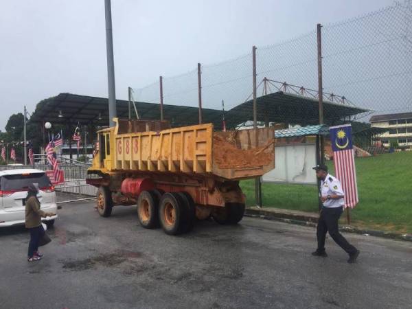 Sebuah lori hantu dibawa ke Pejabat Daerah dan Tanah Kuala Pilah. - Foto Pejabat Daerah dan Tanah Kuala Pilah