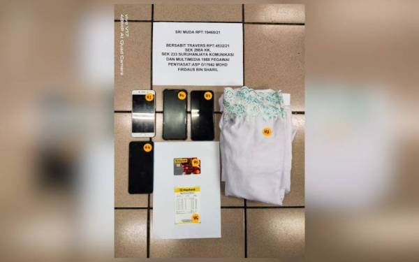 Telefon bimbit dan telekung putih yang dipercayai digunakan ketika siaran secara langsung di Facebook baru-baru ini.