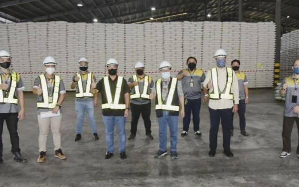 Ronald (depan, tiga dari kiri) dan Jeffrey (depan, tiga dari kanan) ketika meninjau gudang simpanan beras stok stokpail negara di Telipok, Kota Kinabalu pada Sabtu.