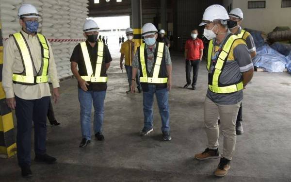 Jeffrey (dua dari kiri) dan Ronald (dua dari kanan) ketika melakukan lawatan pemeriksaan ke gudang simpanan beras stok stokpail negara di Telipok, Kota Kinabalu pada Sabtu.