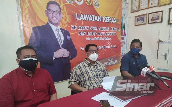 Ahmad Faizal (tengah) ditemui pemberita selepas lawatan kerja di Majlis Belia Daerah Yan, Yan pada Sabtu.