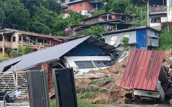 Sebuah stor simpanan ubat-ubatan Kementerian Kesihatan Malaysia (KKM) musnah dalam kejadian tanah runtuh di Kampung Kopungit, di sini malam Jumaat. - Foto Jmg Sabah