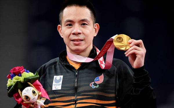 Atlet badminton paralimpik negara, Cheah Liek Hou memenangi pingat Emas kedua buat kontinjen negara setelah berjaya menewaskan lawannya dari Indonesia Dheva Anrimusthi pada perlawanan akhir kategori SU5 temasya Sukan Paralimpik Tokyo 2020 di Yoyogi National Stadium pada Sabtu. - Foto Bernama