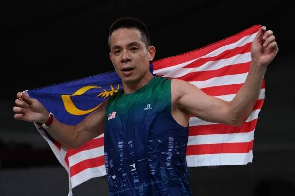 Cheah Liek Hou meraikan kemenangan selepas menewaskan lawannya dari Indonesia Dheva Anrimusthi pada perlawanan akhir kategori SU5 (berdiri/ kemerosotan anggota badan atas) temasya Sukan Paralimpik Tokyo 2020 di Yoyogi National Stadium hari ini. -Foto Bernama