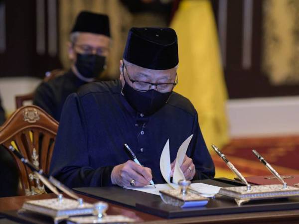 Ismail Sabri Yaakob menandatangani Surat Cara Pelantikan sebagai Perdana Menteri kesembilan pada Istiadat Pengurniaan Surat Cara Pelantikan dan Mengangkat Sumpah Jawatan dan Setia serta Sumpah Simpan Rahsia sebagai Perdana Menteri di Istana Negara pada 21 Ogos lalu. - Foto Bernama