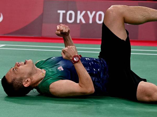 Atlet badminton paralimpik negara Cheah Liek Hou meraikan kemenangan selepas menewaskan lawannya dari Indonesia Dheva Anrimusthi pada perlawanan akhir kategori SU5 (berdiri/ kemerosotan anggota badan atas) temasya Sukan Paralimpik Tokyo 2020 di Yoyogi National Stadium hari ini.