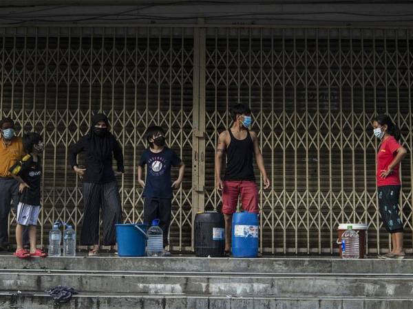 Penduduk di kawasan Pangsapuri Putra Raya Seri Kembangan mengisi air yang disediakan oleh Syarikat Pengurusan Air Selangor berikutan gangguan bekalan air di kawasan tersebut ekoran henti tugas Loji Rawatan Air (LRA) di Sungai Semenyih kerana pencemaran bau ketika tinjauan hari ini.