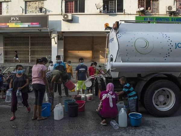 Penduduk di kawasan Pangsapuri Putra Raya Seri Kembangan mengisi air yang disediakan oleh Syarikat Pengurusan Air Selangor berikutan gangguan bekalan air di kawasan tersebut ekoran henti tugas Loji Rawatan Air (LRA) di Sungai Semenyih kerana pencemaran bau ketika tinjauan hari ini.