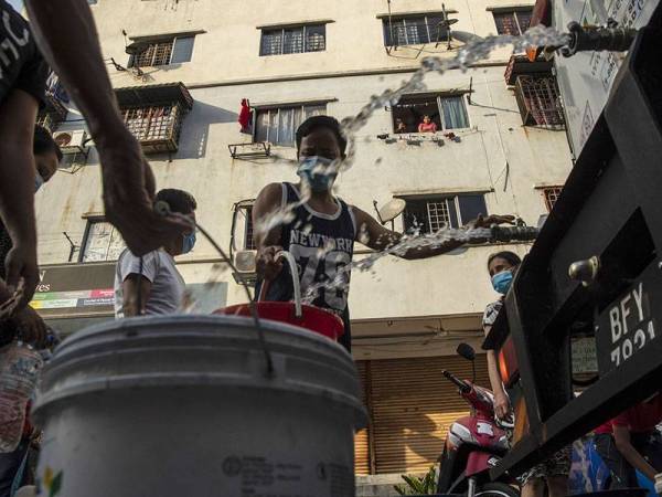 Penduduk di kawasan Pangsapuri Putra Raya Seri Kembangan mengisi air yang disediakan oleh Syarikat Pengurusan Air Selangor berikutan gangguan bekalan air di kawasan tersebut ekoran henti tugas Loji Rawatan Air (LRA) di Sungai Semenyih kerana pencemaran bau ketika tinjauan hari ini.