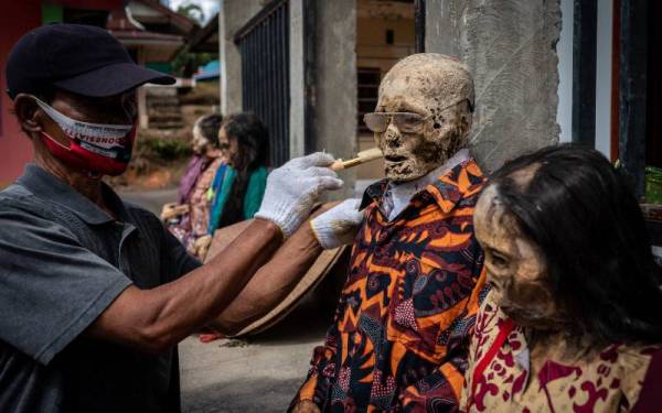 Ritual 'Manene' diamalkan oleh etnik di Baruppu sebagai penghormatan kepada nenek moyang mereka. - AFP