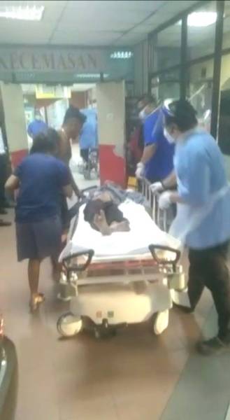 Tangkap layar video tular menunjukkan petugas hospital membawa masuk pesakit ke wad kecemasan HRPB Ipoh untuk rawatan lanjut.