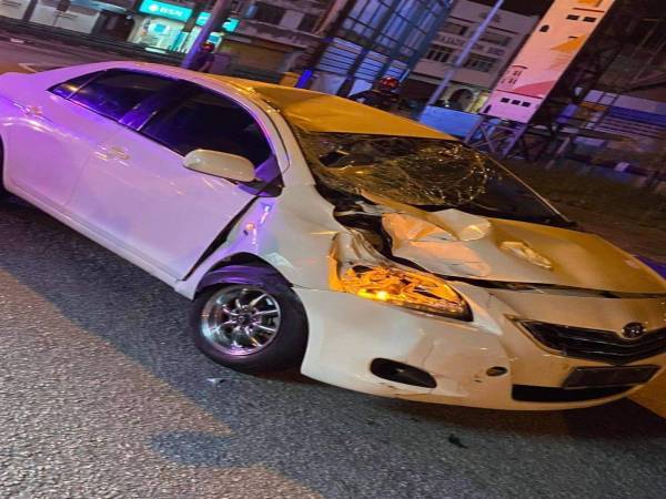 Keadaan kereta yang terbabit kemalangan hingga mengorbankan seorang penunggang basikal di Jalan Sultan Dr Nazrin Shah berhampiran Medan Gopeng, pada Sabtu. - Foto ihsan pembaca