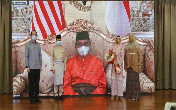 Dr Mohd Hasbi Abu Bakar, Pesuruhjaya Tinggi Malaysia ke Singapura, Datuk Dr Azfar Mohamad Mustafar, dan Yang di-Pertua Negeri Melaka Tun Dr Mohd Ali Mohd Rustam, di upacara menandatangani tujuh memorandum persefahaman antara institusi di Singapura dan Malaysia. - Foto Bernama