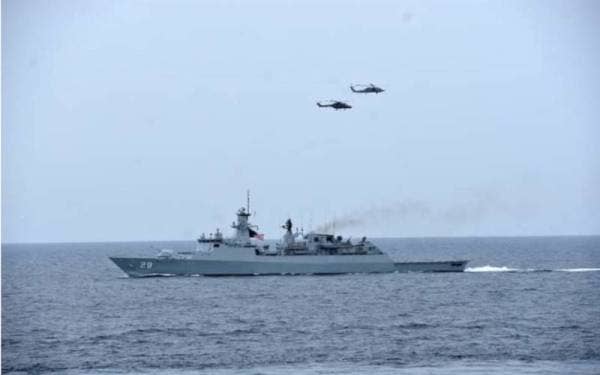 Helikopter Super Lynx TLDM dan MH-60S milik TLDA beroperasi bersama di udara. - Foto Facebook TLDM