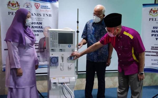 Dari kanan: Dr Muhammad Shauqi, Mahdzir dan Siti Safinaz melihat mesin hemodialisis yang disumbangkan kepada Hospital Kuala Nerang pada Ahad.