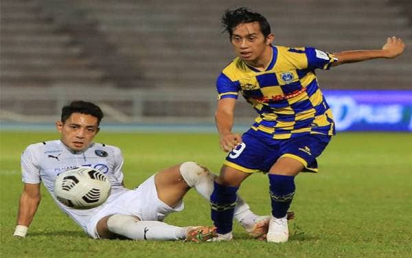 Antara aksi menarik perlawanan Penang FC menentang Sri Pahang FC di Stadium Darul Makmur. FOTO: SRI PAHANG FC