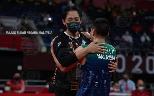 Liek Hou meraikan kemenangannya bersama jurulatihnya, Rashid. - Foto Majlis Sukan Negara Malaysia