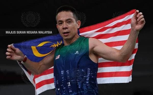 Liek Hou bersama bendera jalur gemilang selepas memenangi emas badminton perseorangan lelaki di Paralimpilk Tokyo 2020. - Foto Majlis Sukan Negara Malaysia