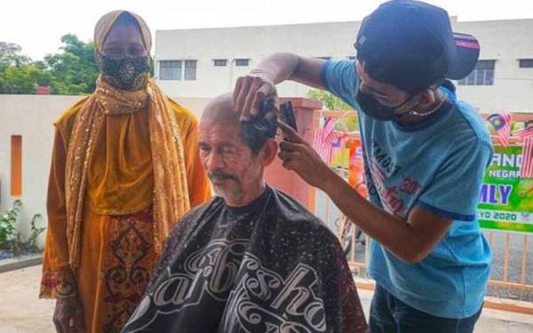 Romly Mat membotakkan kepala sebagai bernazar berikutan kejayaan anaknya, Abdul Latif memperolehi pingat emas pada acara lompat jauh T20 di Sukan Paralimpik 2020 di Tokyo, Jepun pada Sabtu. - Foto Astro AWANI