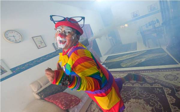 Badut, Shaharul semasa melakukan kerja-kerja sanitasi di sebuah rumah di Taman Aur Air Kuning. -Foto Bernama 