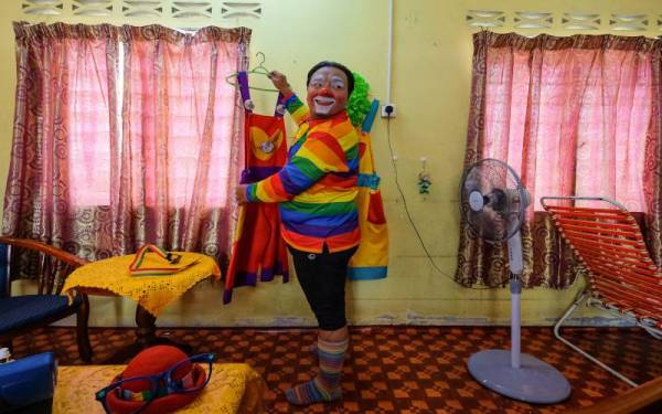 Kesungguhan melakukan aktiviti 'fogging clown' oleh Shaharul dengan mengenakan kostum badut di sekitar Taiping baru-baru ini ternyata menarik perhatian masyarakat. - Foto Bernama 