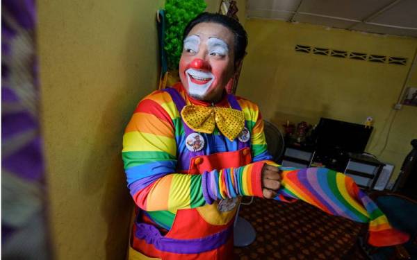 Shaharul melakukan persiapan dengan memakai solekan sebelum bergerak dari rumahnya di Kampung Aman ke rumah pelangan bagi melakukan kerja-kerja sanitasi. -Foto Bernama 