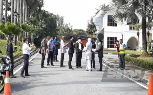 Pengarah Reset Malaysia, Dr Abu Hafiz Salleh Huddin dan Ketua Sekretariat Reset Malaysia, Dr Nurul Ashikin Mabahwi ketika menyerahkan memorandum di luar Pejabat Penyimpan Mohor Besar Raja-raja, Kuala Lumpur pada Isnin.