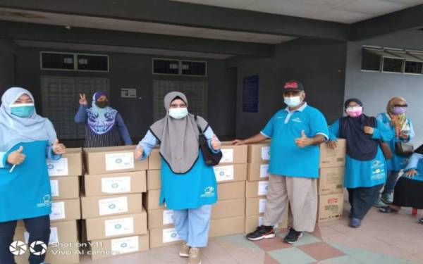 Sumbangan yang dikumpulkan menerusi Tabung Ikhlas Sadaqah digunakan untuk menyediakan bantuan makanan dan keperluan lain kepada ahli Persatuan Bas Sekolah Selangor, Putrajaya dan Kuala Lumpur. FOTO: Persatuan Bas Sekolah Selangor, Putrajaya dan Kuala Lumpur