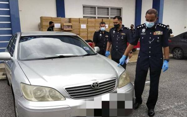 Mohamad Noor menunjukkan kereta milik suspek yang turut dirampas untuk siasatan lanjut.