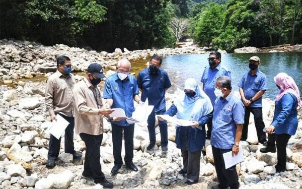 Mahdzir (tiga,kanan) mendengar penerangan mengenai Loji Rawatan Air Tupah yang akan menerima peruntukan RM35 juta untuk kerja-kerja naik taraf bagi menyedia akses bekalan air bersih dan terawat kepada 450 buah rumah penduduk.