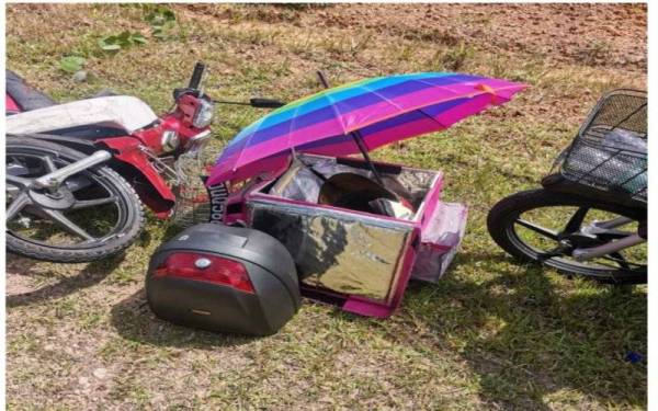 Kemalangan di kilometer 17 Jalan Nitar-Mersing, Mersing pada Isnin mengakibatkan seorang penghantar makanan meninggal dunia.